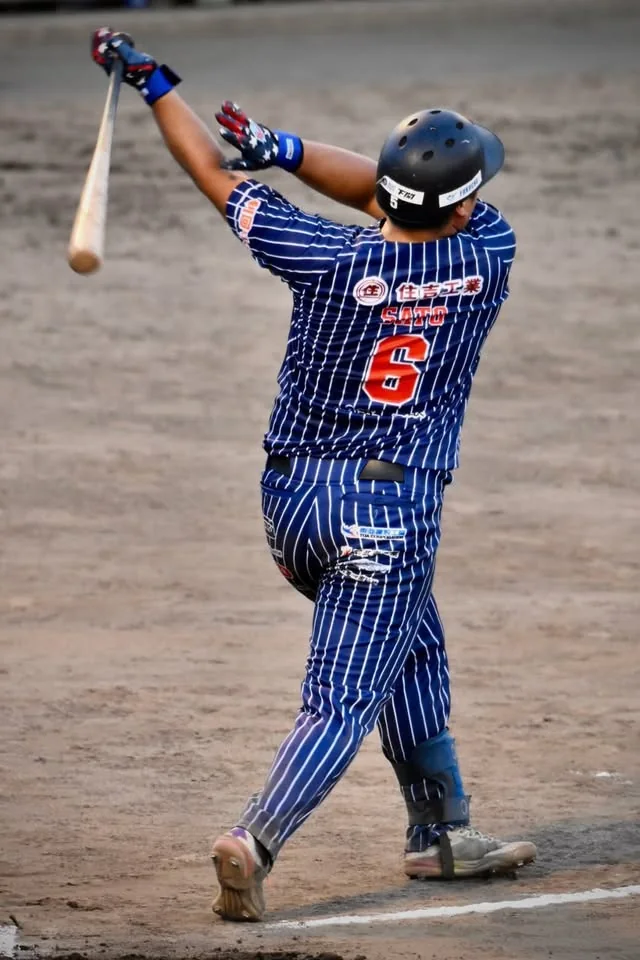 DAEDAL.のバッティンググローブと防具で打つ佐藤仁選手