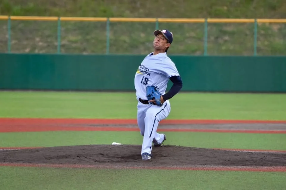DAEDAL.のグラブで投げる青田将志投手