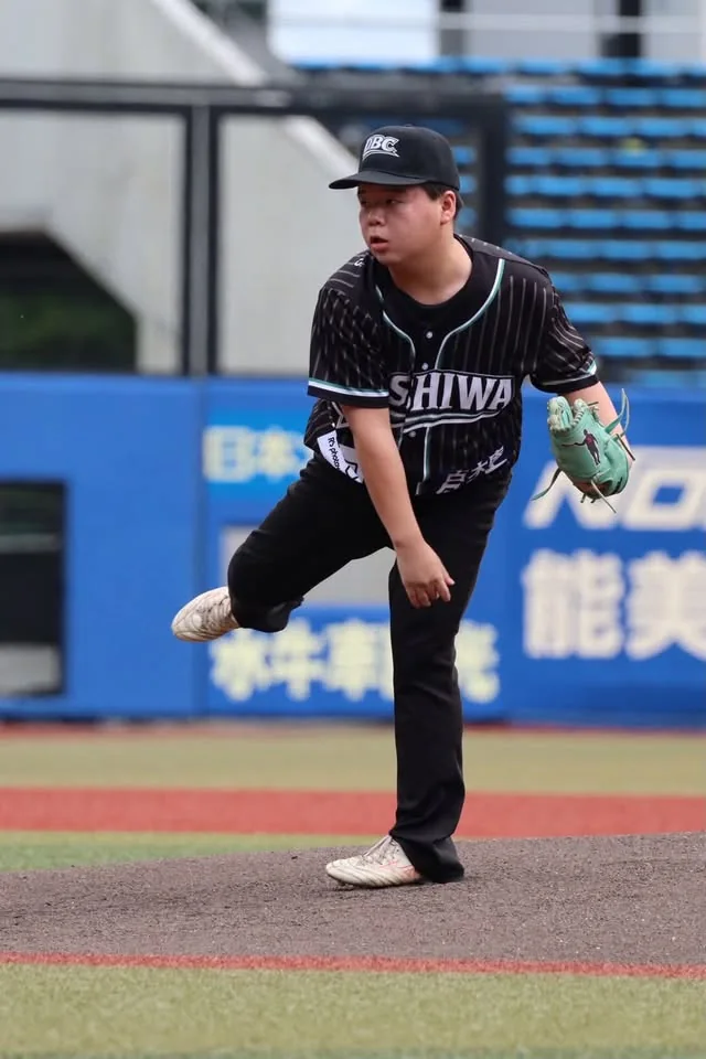 DAEDAL.のグラブで投げる選手