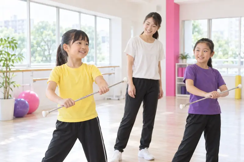 バトンを手に基本姿勢を練習する子どもたち