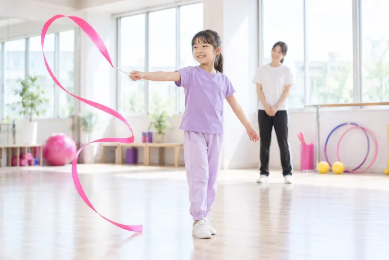 リボンを使って新体操を練習する子ども